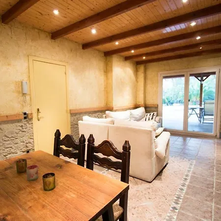 Sleeps 9 Pool Wifi * Matadepera