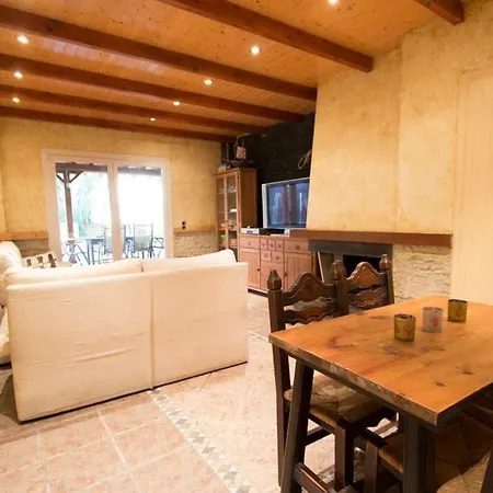 Sleeps 9 Pool Wifi Matadepera