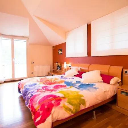 Sleeps 9 Pool Wifi וילה Matadepera