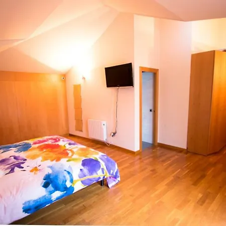 Sleeps 9 Pool Wifi Matadepera